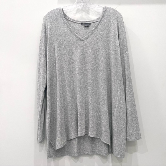 VINCE Luxe soft stretchy V neck - Picture 2 of 6